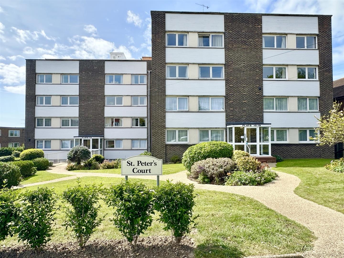 2 bed property in De La Warr Road, Bexhill-On-Sea